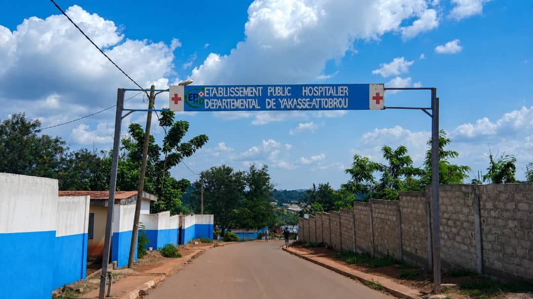 Quand la route décide des soins : le défi quotidien de Yakassé-Attobrou
