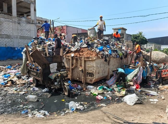 DÉCHETS PHARMACEUTIQUES EN CÔTE D'IVOIRE Des armoires familiales aux décharges, le circuit à risques des médicaments périmés